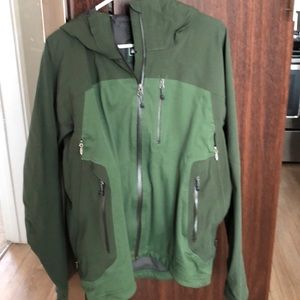 REI men’s waterproof jacket medium green